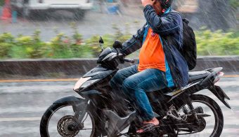 moto con lluvia conducir agua