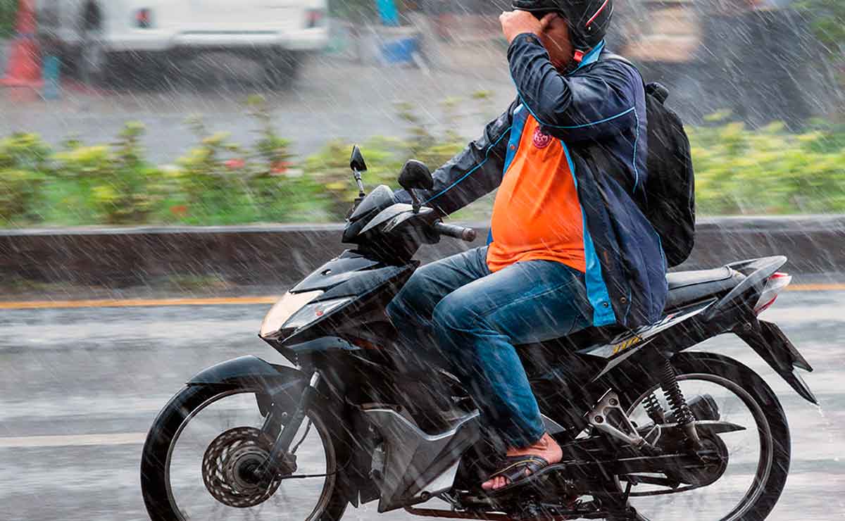 moto con lluvia conducir agua