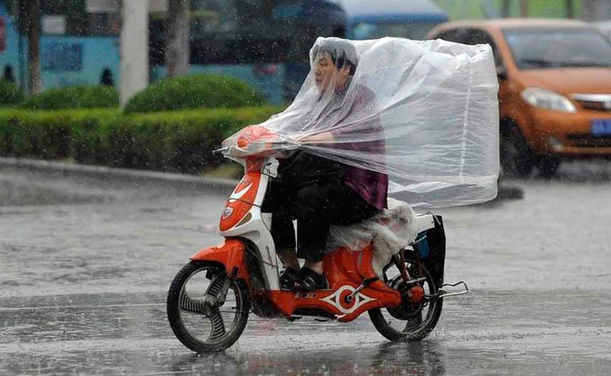 moto con lluvia conducir agua 2