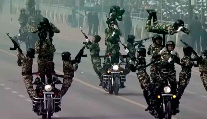 mujeres ejercito indio stunt en motos