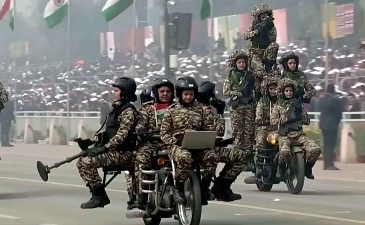 mujeres ejercito indio stunt en motos 2