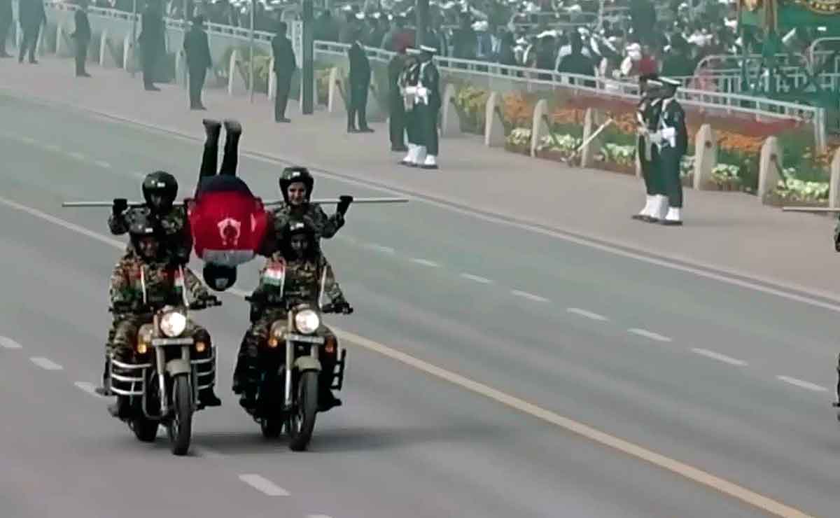 mujeres ejercito indio stunt en motos 4
