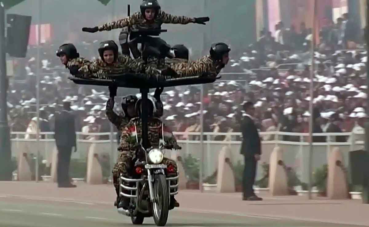 mujeres ejercito indio stunt en motos 5