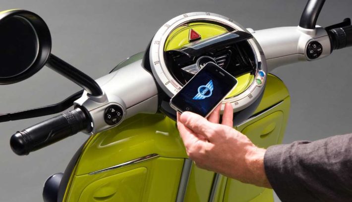 Scooter con iPhone integrado fabrica BMW