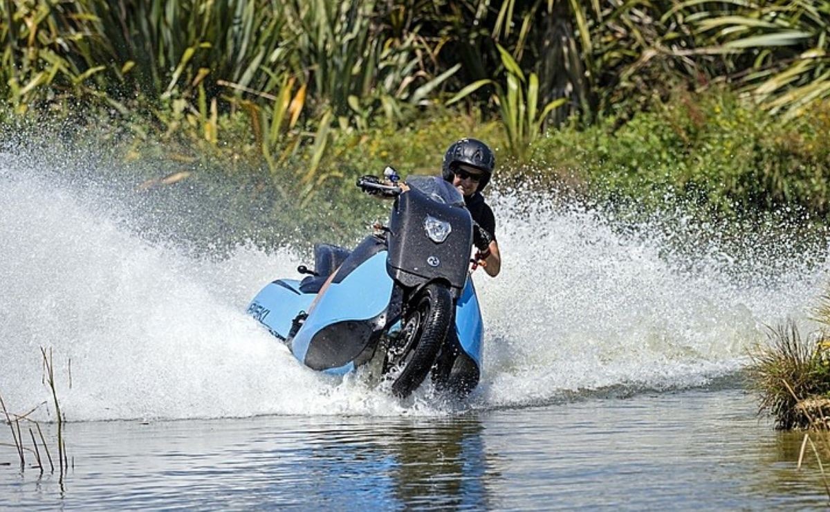 La moto para viajar por asfalto y agua así es el nuevo scooter anfibio