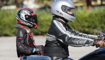Niños en moto en Estados Unidos: se puede o no