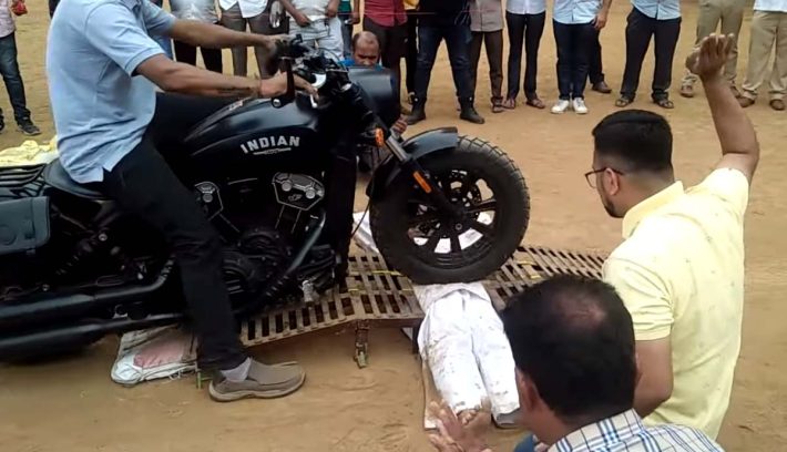 casi 400 motos Indian Scout atropellan un hombre record guinness