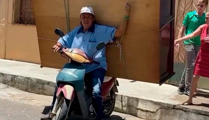 La historia de una Honda Biz para realizar una mudanza
