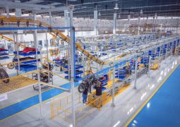 Bajaj abre su primera fábrica fuera de India: dónde queda y qué modelos ofrecerá