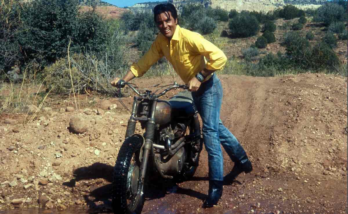 Elvis Presley con una moto de Triumph
