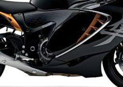 Suzuki GSX 1300 R Hayabusa vs un auto de Lamborghini