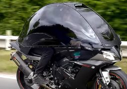 Yamaha YZF-R1 con techo para la lluvia