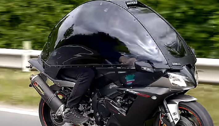 Yamaha YZF-R1 con techo para la lluvia