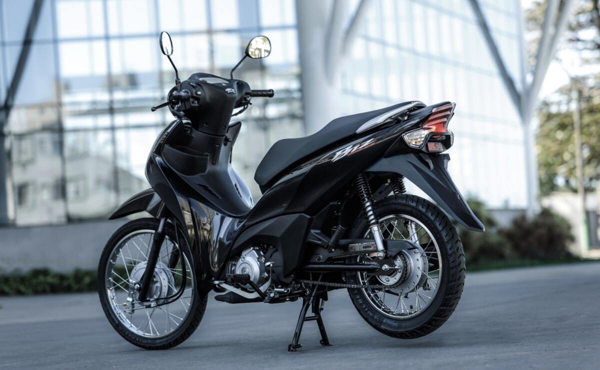 Honda Biz 125 2025 negro lado izquierdo