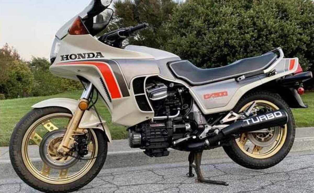 Honda CX500 Turbo escape, asiento y rueda