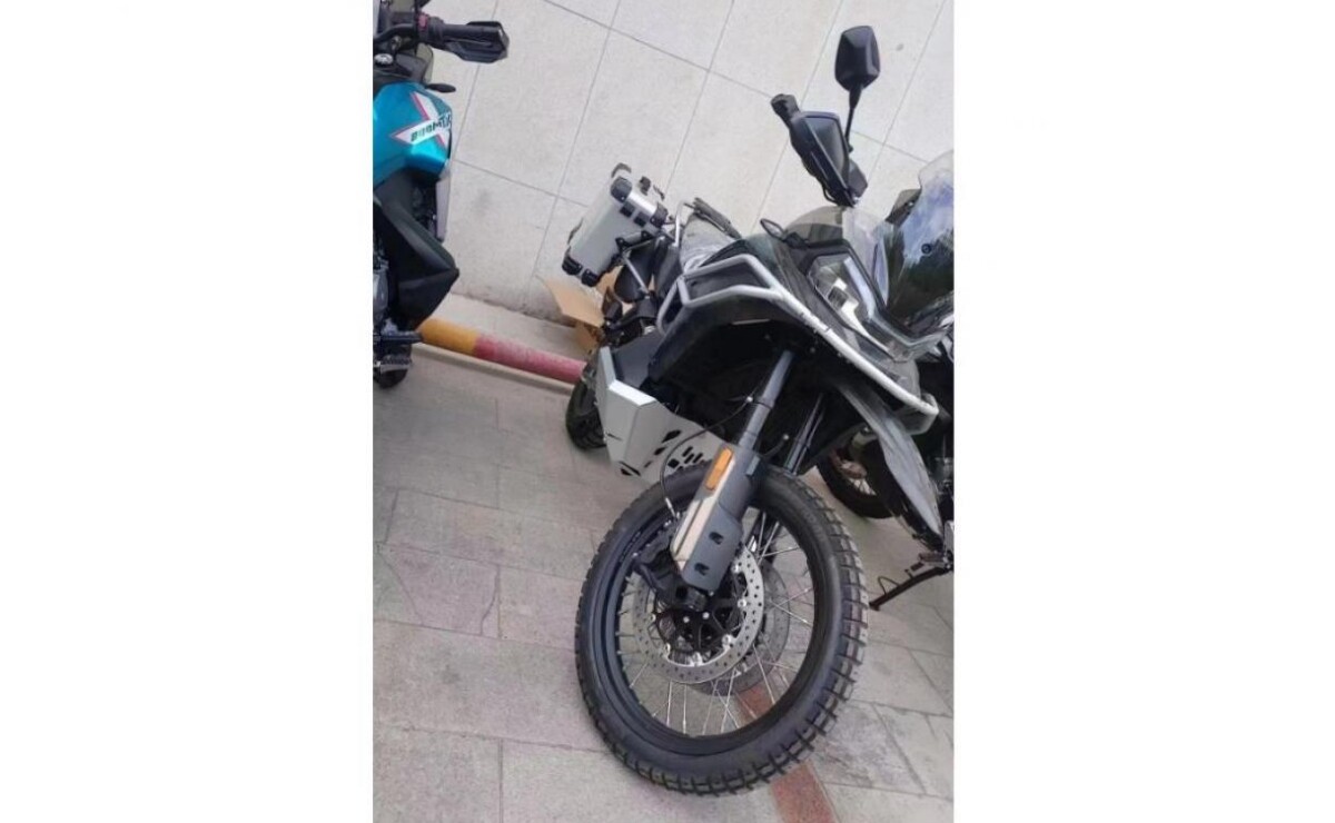 CFMoto 800 MT-X frente