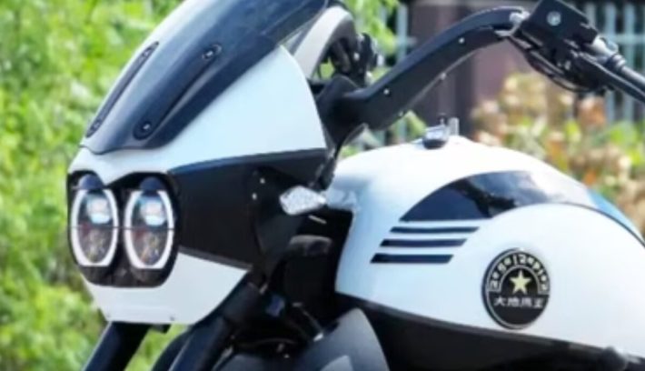 Desde China llega una impresionante cruiser deportiva: motor V2, 1.000cc y un depósito enorme
