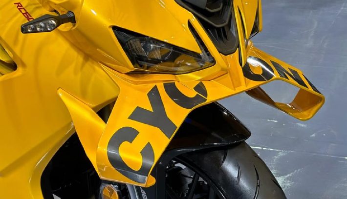 Esta moto deportiva tiene alerones sacados del MotoGP: es para pocos y no por su precio