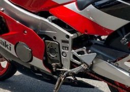De la gama Ninja, pero con tamaño más reducido, la Kawasaki ZXR 400