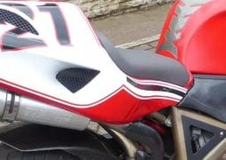 Una Honda NTV600 Revere con detalles de Ducati 996