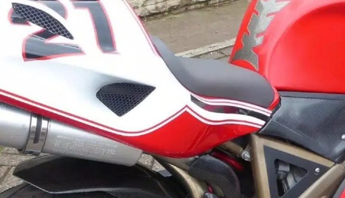 Una Honda NTV600 Revere con detalles de Ducati 996