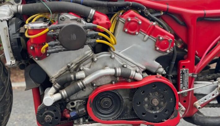 Una moto con motor y esencia de Ferrari se vende a un precio inédito