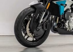 Atentos Honda y Triumph: esta es la naked tricilíndrica china que va por todo