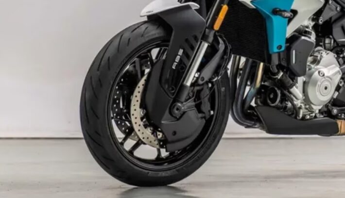 Atentos Honda y Triumph: esta es la naked tricilíndrica china que va por todo