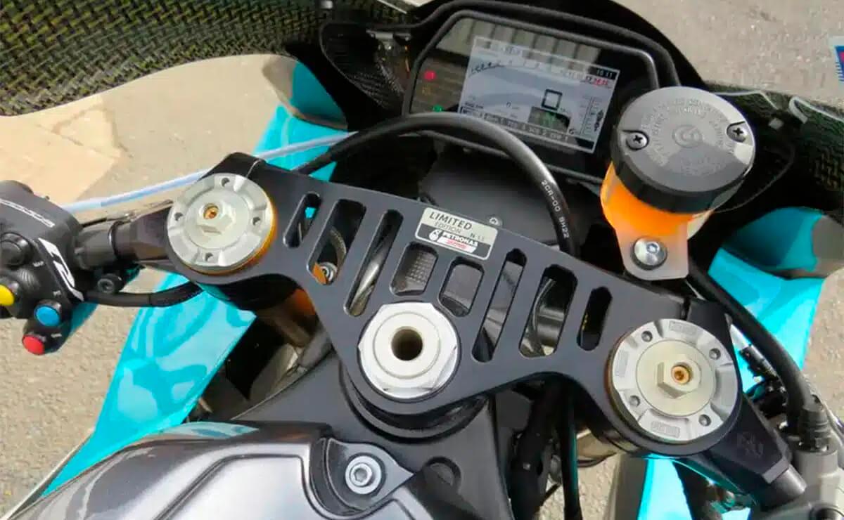 Yamaha YZF R1 Petronas odometro y componentes