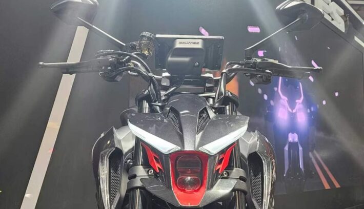 Moto naked Zontes 703 R