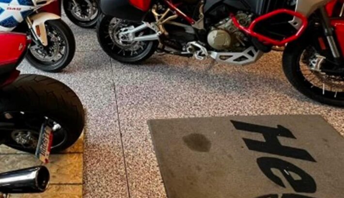 Decenas de Ducati en un garaje exclusivo de Chris Kaminski