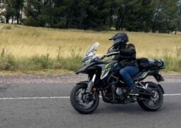 Prueba QJMotor SRT 550: una moto trail “de acceso” insaciable de kilómetros