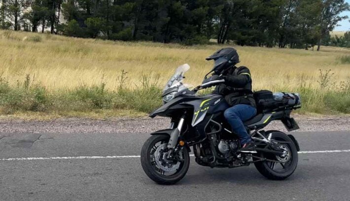Prueba QJMotor SRT 550: una moto trail “de acceso” insaciable de kilómetros
