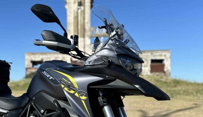 Prueba QJMotor SRT 550: una moto trail “de acceso” insaciable de kilómetros