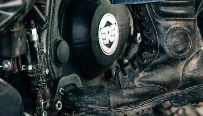 Zapatillas o botas para motos: ¿Cuál elegir y por qué?