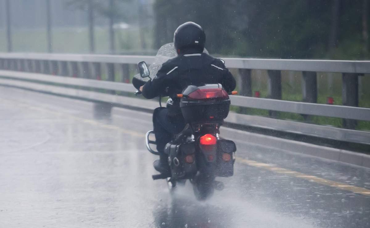 Conducir una moto bajo la lluvia