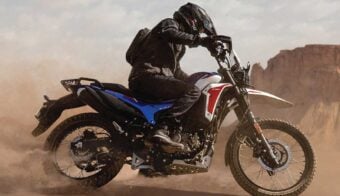 Hero Xpluse 210 o Yamaha XTZ 250: ¿cuál es mejor?  La nueva Hero Xpulse 210 se mueve gracias a un motor monocilíndrico de 210 cc refrigerado por líquido, que entrega unos 24.6 CV de potencia máxima y 20.7 Nm de par, ahora acoplado a una caja de cambios de seis velocidades y no de cinco como en su antecesora. Además, ese rendimiento está bastante por encima de los 18 CV que ofrecía la versión de 200 cc.