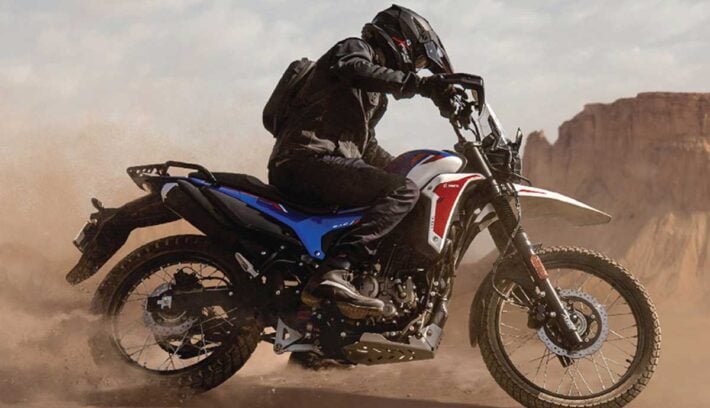 Hero Xpluse 210 o Yamaha XTZ 250: ¿cuál es mejor?  La nueva Hero Xpulse 210 se mueve gracias a un motor monocilíndrico de 210 cc refrigerado por líquido, que entrega unos 24.6 CV de potencia máxima y 20.7 Nm de par, ahora acoplado a una caja de cambios de seis velocidades y no de cinco como en su antecesora. Además, ese rendimiento está bastante por encima de los 18 CV que ofrecía la versión de 200 cc.