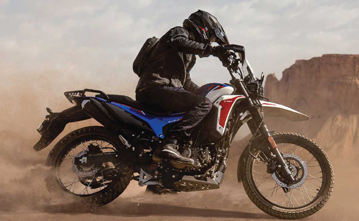 Hero Xpluse 210 o Yamaha XTZ 250: ¿cuál es mejor?  La nueva Hero Xpulse 210 se mueve gracias a un motor monocilíndrico de 210 cc refrigerado por líquido, que entrega unos 24.6 CV de potencia máxima y 20.7 Nm de par, ahora acoplado a una caja de cambios de seis velocidades y no de cinco como en su antecesora. Además, ese rendimiento está bastante por encima de los 18 CV que ofrecía la versión de 200 cc. 