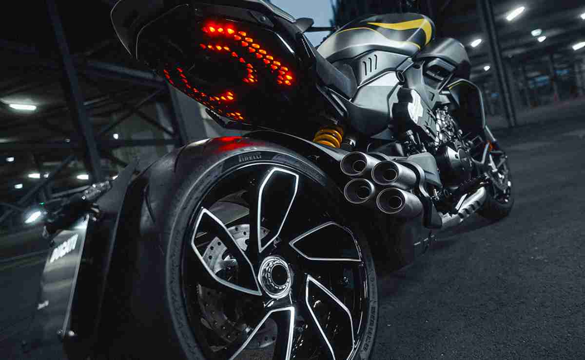 moto Ducati Diavel V4