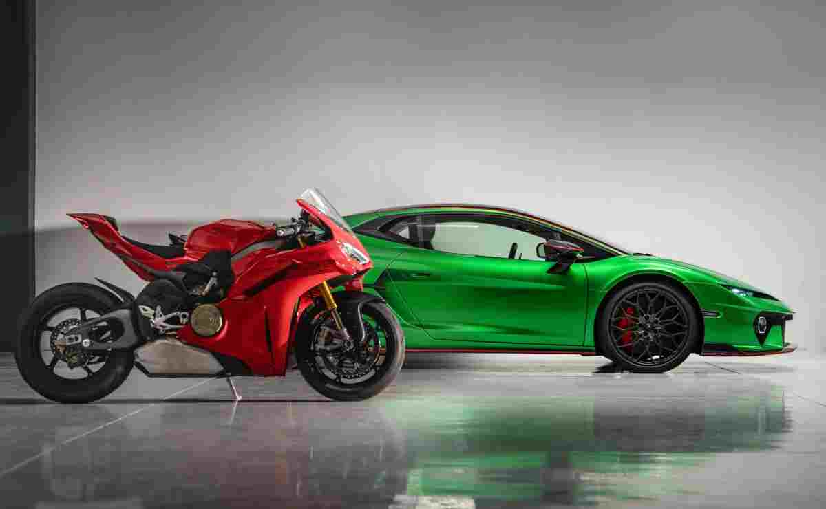 Moto Ducati Panigale V4 vs Lamborghini Temerario