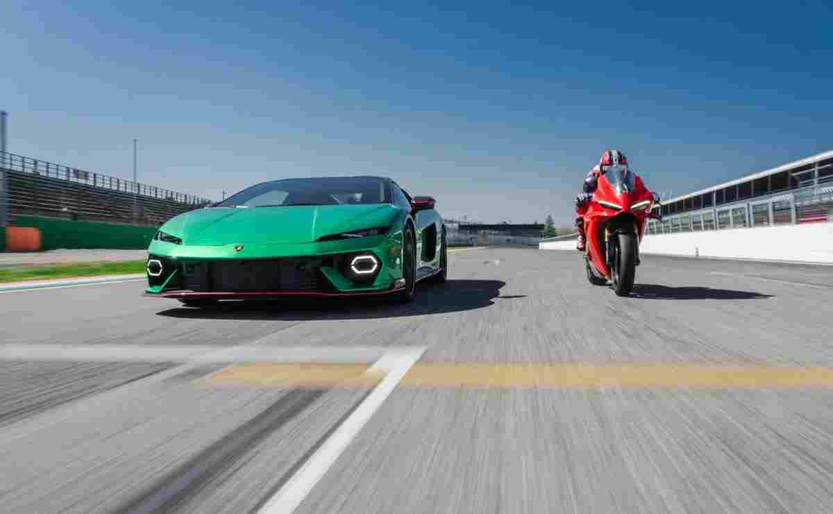 Moto Ducati Panigale V4 vs Lamborghini Temerario