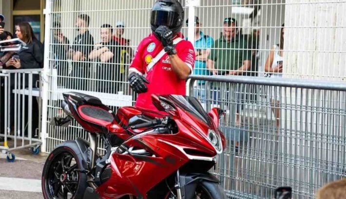 Moto lewis Hamilton MV Agusta F4 LH44