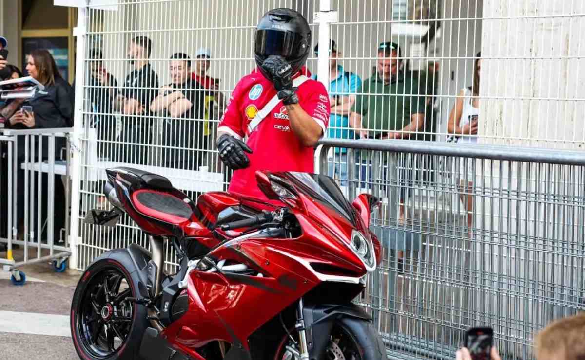 Moto lewis Hamilton MV Agusta F4 LH44