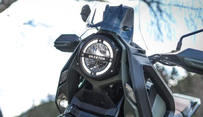 Como es la moto trail mediana de Brixton
