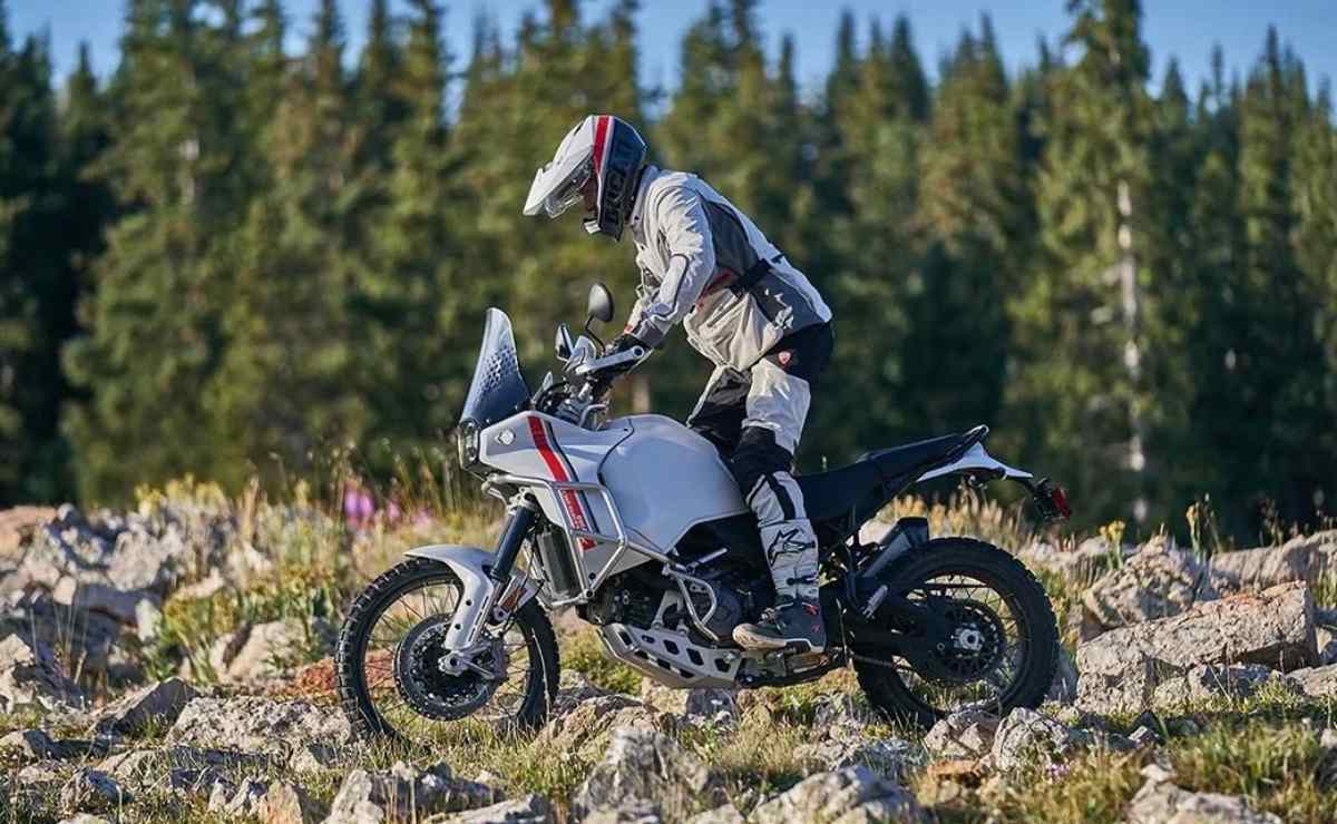 moto trail Ducati DesertX
