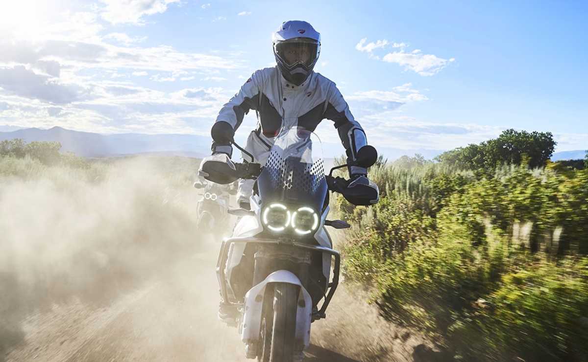 moto trail Ducati DesertX