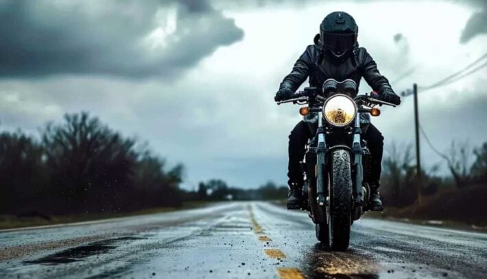 Nuestras 4 recomendaciones para conducir una moto en la lluvia