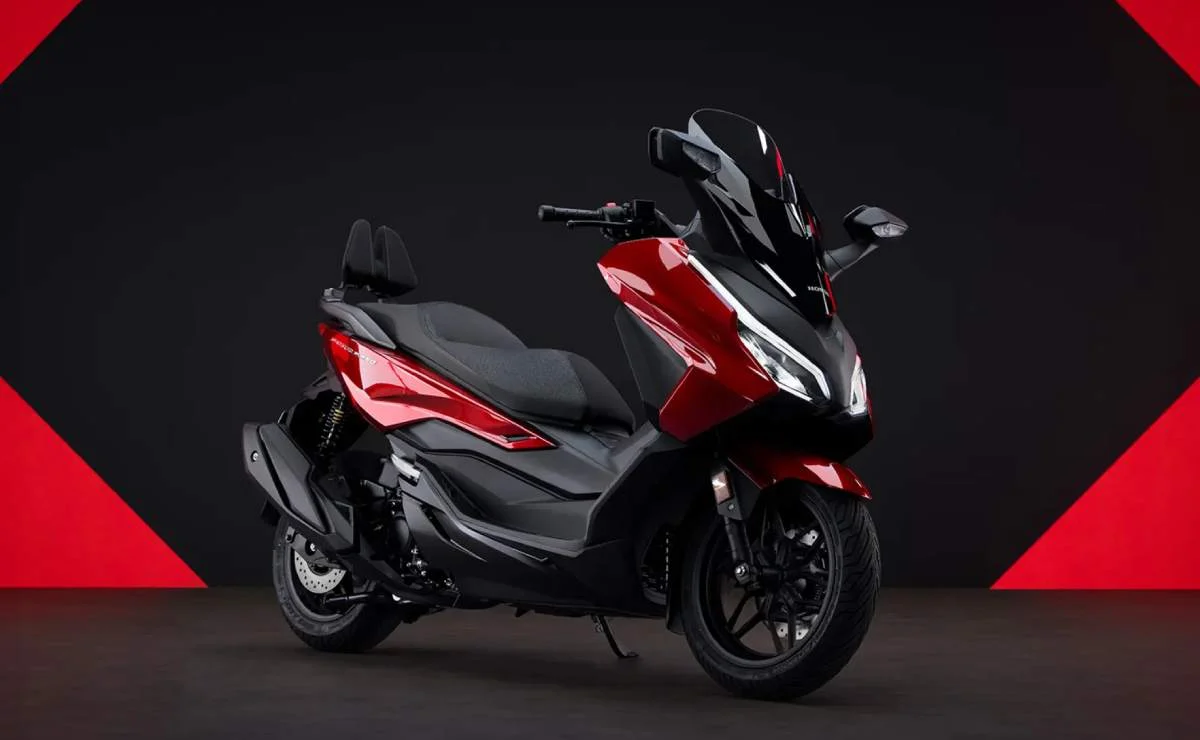 Yamaha XMAX 300 contra Honda Forza 350: ¿cuál es mejor?