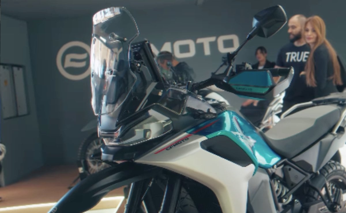 CFMoto 800 MT-X: cómo está equipada en relación a las demás 800 de la marca